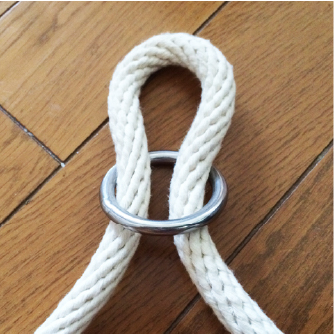【step02】バランスバーに付いているロープの中心にリングを通す。